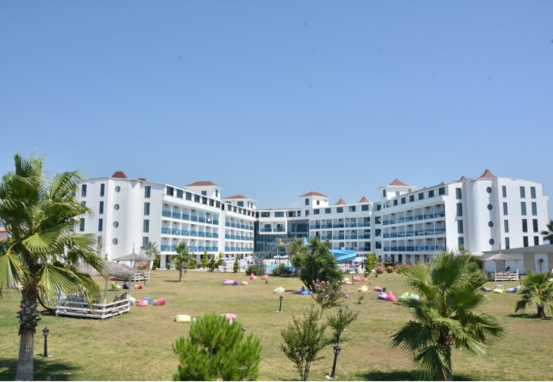 Kekova Deluxe Hotel Bahçeden Görünüşü